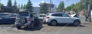 Թևոսյան փողոցում բախվել են «BMW X5»-ը և «Mitsubishi»-ն․ վնասվել են նաև կայանված մեքենաներ. կան վիրավորներ. shamshyan.com