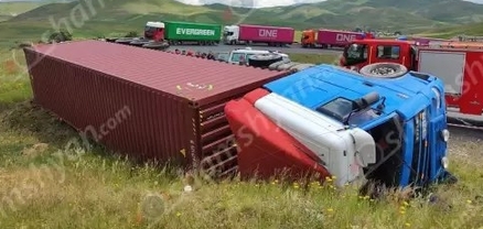 Խոշոր ավտովթար՝ Շիրակի մարզում․ բեռնատարը դուրս է եկել ճանապարհի երթևեկելի գոտուց, բախվել եկրաթե արգելապատնեշներին և կողաշրջվել