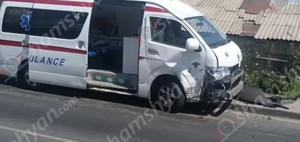 Եղվարդում բախվել են Nissan Tiida-ն և կանչի վայր մեկնող շտապօգնության ավտոմեքենան