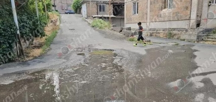 Գարշահոտ ու հակասանիտարական վիճակ՝ Երևանում․ երկու դիտահորերից դուրս թափվող կեղտաջրերը ողողել են ամբողջ փողոցը