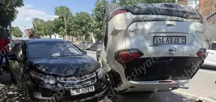 Արմավիր քաղաքում բախվել են «ՎԱԶ 2121»-ը և «Nissan Rogue»-ը․ վերջինը գլխիվայր հայտնվել է երթևեկելի գոտում