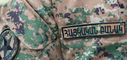 Երբ սպան ու զինվորը կողք կողքի են վազում, նույն ցեխի մեջ են սողում և նույն շշից են ջուր խմում, զինվորը հրամանատարի մեջ սկսում է տեսնել առաջնորդ