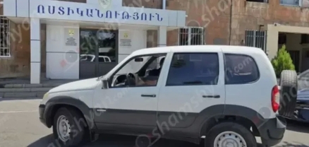 53-ամյա տղամարդուն երեք հոգով «BMW» մակնիշի ավտոմեքենայով տեղափոխել են այլ վայր, ապա երեխաների ներկայությամբ ծեծի ենթարկել