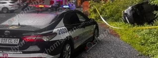 «Tesla»-ն, Դիլիջանի 4–րդ ոլորանից մի քանի պտույտ գլորվելով, բախվել է ծառերին և կողաշրջված հայտնվել 5–րդ ոլորանում, կան վիրավորներ