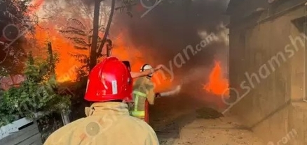 Խոշոր հրդեհ՝ Արմավիրի մարզում․ բակում կայանված «ՎԱԶ 2107»-ը վերածվել է մոխրակույտի