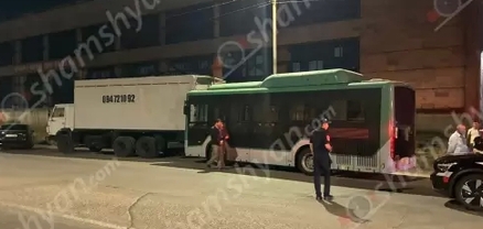 Երևանում բախվել են թիվ 54 երթուղու ավտոբուսն ու «Կամազ» մակնիշի բեռնատարը