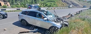 Կոտայքի մարզում Lada-ն բախվել է երկաթե արգելապատնեշին. կան վիրավորներ