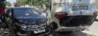 Արմավիր քաղաքում բախվել են «ՎԱԶ 2121»-ը և «Nissan Rogue»-ը․ վերջինը գլխիվայր հայտնվել է երթևեկելի գոտում