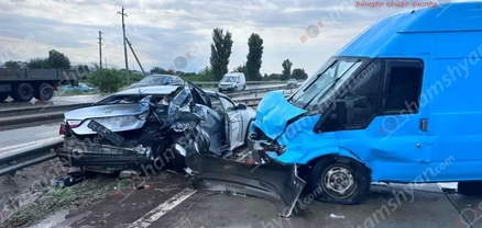 Երևան-Երասխ ճանապարհին բախվել են «Ford Tranist»-ը, «Honda»-ն և «Dodge»-ը․ 3 վիրավորներից մեկն անչափահաս է․ shamshyan.com