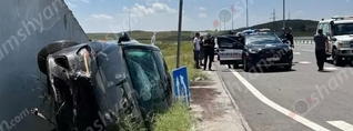 Երևան-Գյումրի ճանապարհին 40-ամյա վարորդը Mercedes-ով կողաշրջվել է․ կան վիրավորներ