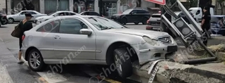Մալաթիայի թաղապետարանի մոտ «Mercedes»-ը կոտրել է լուսացույցն ու հայտնվել բետոնե արգելապատնեշի վրա․ shamshyan.com