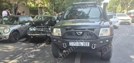 Երևանում՝ Հերացի փողոցում, բախվել են Mercedes-ը և Nissan-ը․ կա վիրավոր