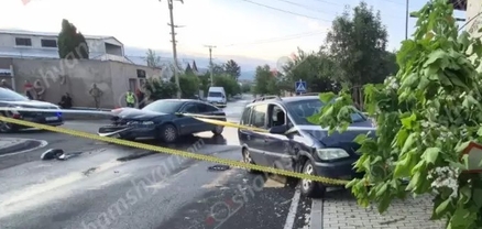 Ստեփանավանում բախվել են «Renault»-ը և «Opel Zafira»-ն․ վերջինը մասամբ հայտնվել է մայթին․ կա վիրավոր