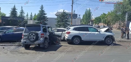 Թևոսյան փողոցում բախվել են «BMW X5»-ը և «Mitsubishi»-ն․ վնասվել են նաև կայանված մեքենաներ. կան վիրավորներ. shamshyan.com