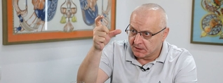 Ինչո՞ւ է Ֆրանսիայի նախագահն այսպիսի հետևողականությամբ վերադառնում նույն շնորհավորանքին