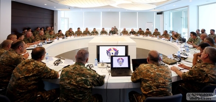 Էդվարդ Ասրյանը զորամասերի հրամանատարների հետ քննարկել է հավաքի օրակարգին առնչվող հարցեր