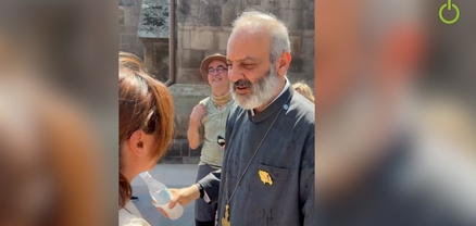 Բագրատ Սրբազանը Էջմիածնի Մայր տաճարի բակում ջրում է հավատացյալներին