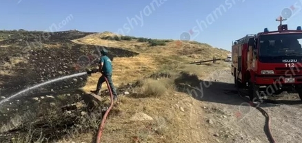 Մոտ 5 ժամ է՝ հրշեջները Մուշավան թաղամասում պայքարում են մի քանի հեկտար չոր խոտածածկ տարածքում առաջացած կրակի տարածման դեմ