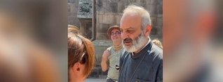 Բագրատ Սրբազանը Էջմիածնի Մայր տաճարի բակում ջրում է հավատացյալներին