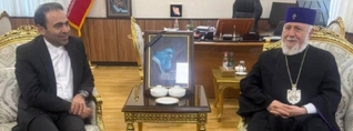 Գարեգին Բ-ն այցելել է Երևանում Իրանի դեսպանատուն և իր հարգանքի տուրքն է մատուցել Իրանի հանգnւցյալ առաջնորդի հիշատակին