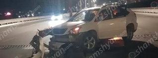 Երևանում 22-ամյա վարորդը «Lexus»-ով բախվել է երկաթե արգելապատնեշներին