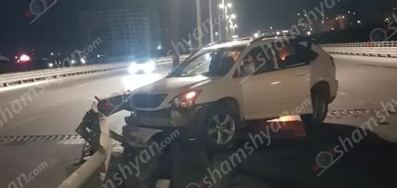 Երևանում 22-ամյա վարորդը «Lexus»-ով բախվել է երկաթե արգելապատնեշներին