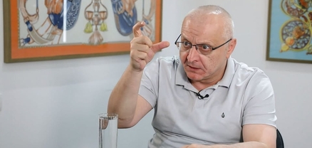 Ինչո՞ւ է Ֆրանսիայի նախագահն այսպիսի հետևողականությամբ վերադառնում նույն շնորհավորանքին