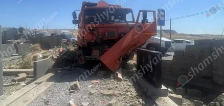 Երևանում աղբատար KamAZ-ը փլուզել է քարե պարիսպն ու հայտնվել գերեզմանոցում
