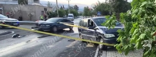 Ստեփանավանում բախվել են «Renault»-ը և «Opel Zafira»-ն․ վերջինը մասամբ հայտնվել է մայթին․ կա վիրավոր