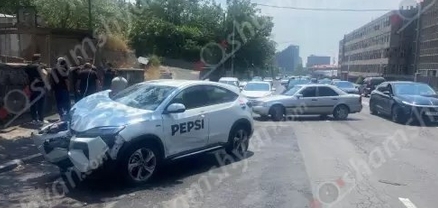 Թբիլիսյան խճուղում բախվել են «Mercedes»-ը և «Honda»-ն․ վերջինը բախվել է երկաթե էլեկտրասյանը․ կան վիրավորներ