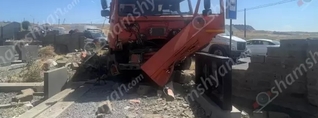 Երևանում աղբատար KamAZ-ը փլուզել է քարե պարիսպն ու հայտնվել գերեզմանոցում