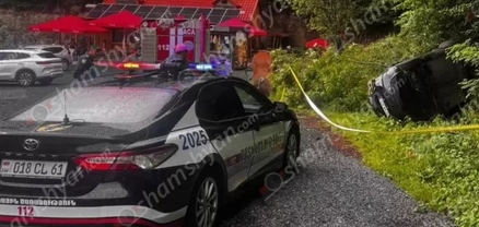 «Tesla»-ն, Դիլիջանի 4–րդ ոլորանից մի քանի պտույտ գլորվելով, բախվել է ծառերին և կողաշրջված հայտնվել 5–րդ ոլորանում, կան վիրավորներ