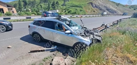 Կոտայքի մարզում Lada-ն բախվել է երկաթե արգելապատնեշին. կան վիրավորներ