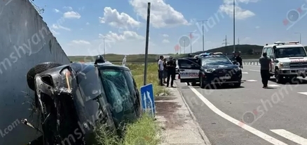 Երևան-Գյումրի ճանապարհին 40-ամյա վարորդը Mercedes-ով կողաշրջվել է․ կան վիրավորներ
