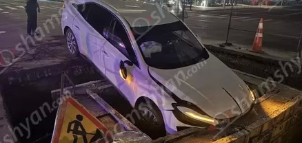 Արտակարգ դեպք՝ Երևանում․ Hongqi-ն հայտնվել է ջրագծի համար փորված փոսում