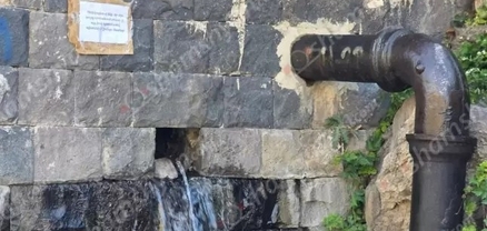 Նուռնուսից դեպի Նուռնուսի ամառանոցներ տանող ճանապարհին խմելու ջրի խողովակի վթարի պատճառով ջուրը շարունակում է կորել