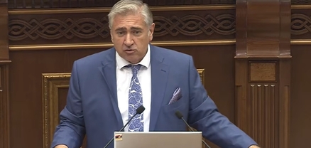 Էս Ալմաթիի հռչակագիրը, էս էլ` Տեր-Պետրոսյանի ստորագրությունը, ու՞ր ա պահանջ սահմանների մասին