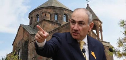 Վարչապե՞տ, թե՞ վարչապապ. մեծ բողոքական Փաշինյանը քննում է, թե ով ինչպես աղոթի