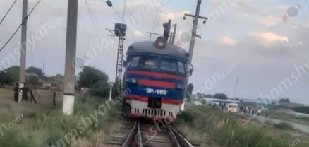 Արտակարգ դեպք՝ Արմավիրի մարզում. էլեկտրալարը պոկվել և ընկել է Երևան-Գյումրի գնացքի վագոնի տանիքին