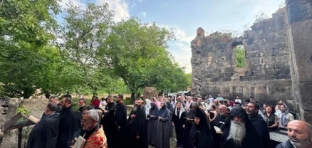 5-րդ դարի խոնարհված եկեղեցին կրկին լցվել է աղոթքով