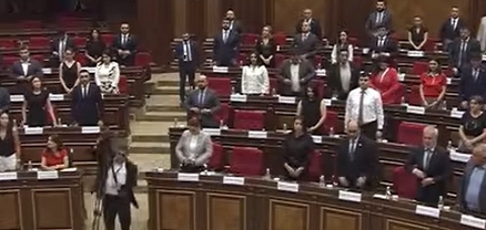 ԱԺ-ում մեկ րոպե լռությամբ հարգեցին Ճամբարակում պատահարի հետևանքով զոհված զինվորի հիշատակը