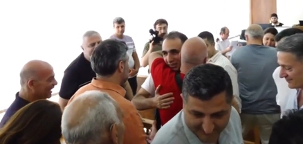 «Ժողովու՛րդ, պաչել-մաչել չկա». դատարանի դահլիճում շնորհավորում են Չալաբյանին ազատ արձակման առթիվ