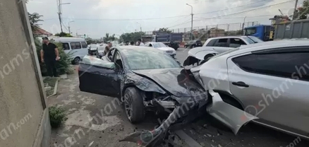 Երևանում՝ Թոխմախի ՄՌՈւ-ի մոտ, բախվել են Tesla-ն, Mitsubishi-ն, Nissan-ը, Toyota Camry-ն, Opel-ն ու մարդատար «Գազել»-ը