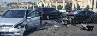 «Առինջ Մոլ» առևտրի կենտրոնի մոտ բախվել են «Mercedes CLA»-ը, «Mercedes B»-ն և «Nissan Teana»-ն