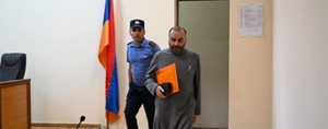 Կարգալույծ հռչակված Արման Սարոյանը դատական նիստերի դահլիճ է մտել դատավորի համար նախատեսված դռնից