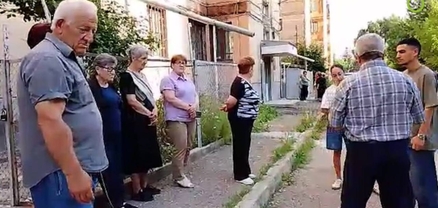 Կոյուղին, գազատարն ու հոսանքի մալուխները՝ նույն հատվածում․ գյումրեցիներն ահազանգում են