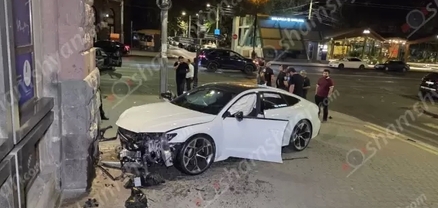Երևանում բախվել են Lada-ն ու Audi-ն. վերջինը բախվել է պատին. վարորդներից մեկը եղել է ոչ սթափ