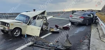 Երևան-Գյումրի ավտոճանապարհին բախվել են Infiniti-ն և «ՎԱԶ 2106»-ը․ վերջինը վերածվել է մետաղե ջարդոնի. կան վիրավորներ