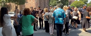 Քաղաքացին ապտակեց ոստիկանին․ լարված իրավիճակ՝ Կառավարության դիմաց