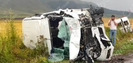 Արագածոտնի մարզում բախվել են Nissan Elgrand-ը և Ford Transit-ը․ Nissan-ը կողաշրջվել է․ կա 4 վիրավոր